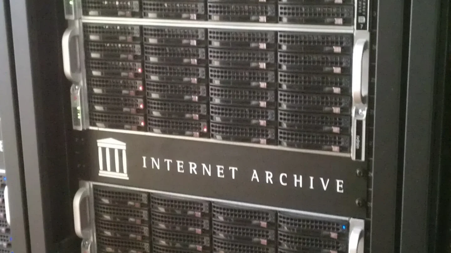 Una bibliotecaria comprueba capturas de webs locales junto a materiales comunitarios.