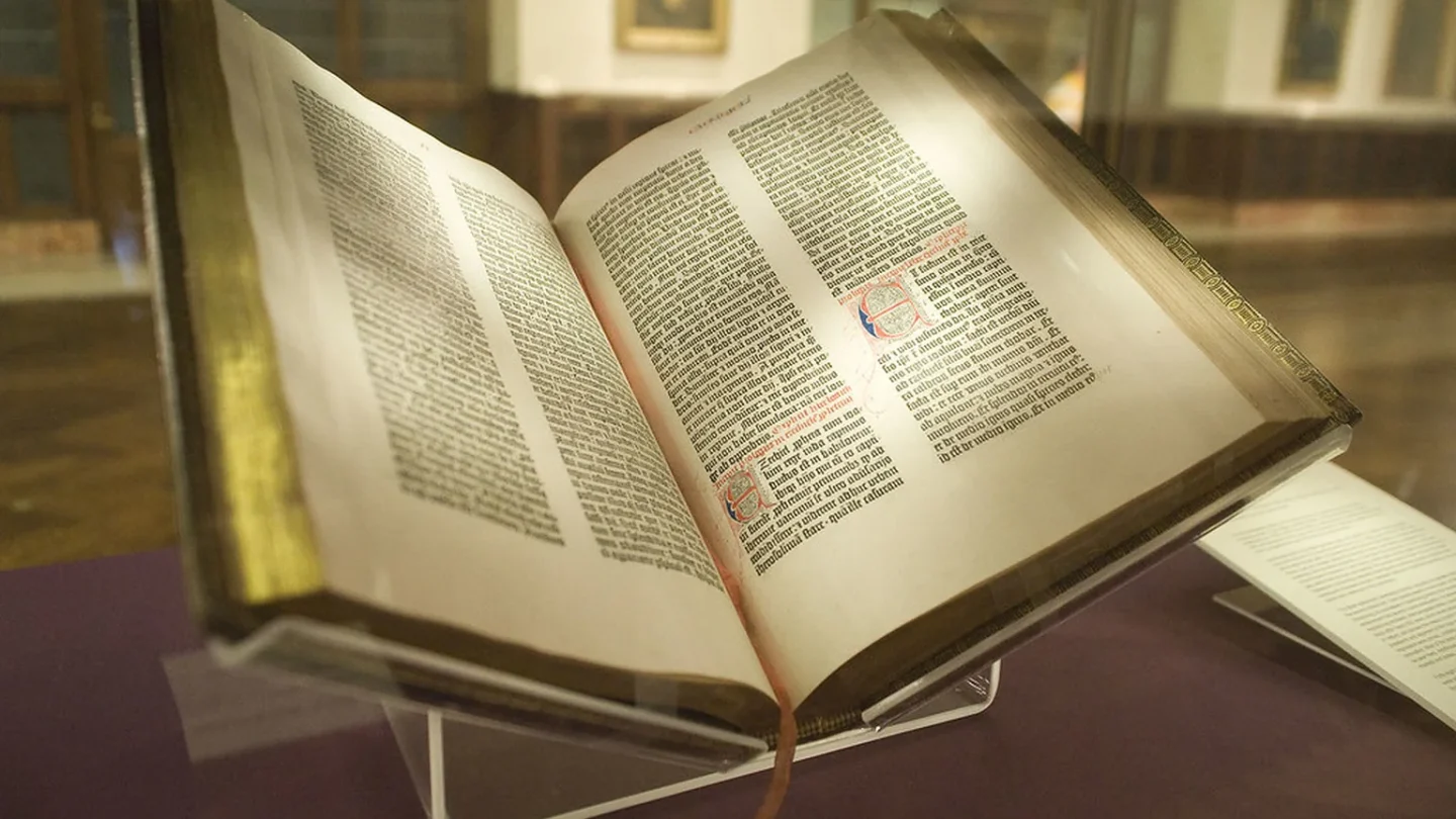 Cartas históricas, documentos humanitarios y un dibujo infantil conservados en un archivo
