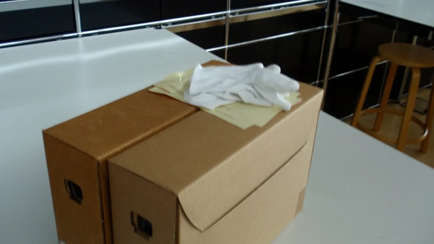 Personal bibliotecario protege colecciones en un edificio dañado de Ucrania