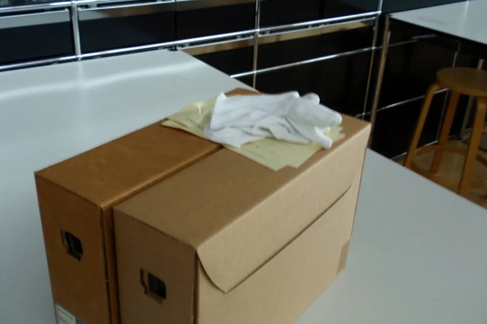 Personal bibliotecario protege colecciones en un edificio dañado de Ucrania
