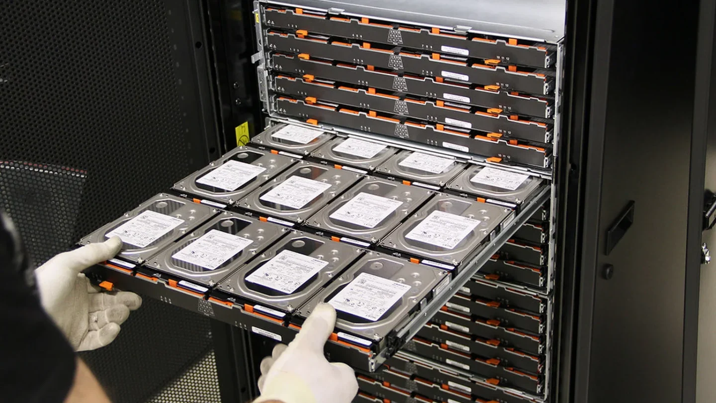 Páginas web de distintas épocas almacenándose en servidores de un archivo digital