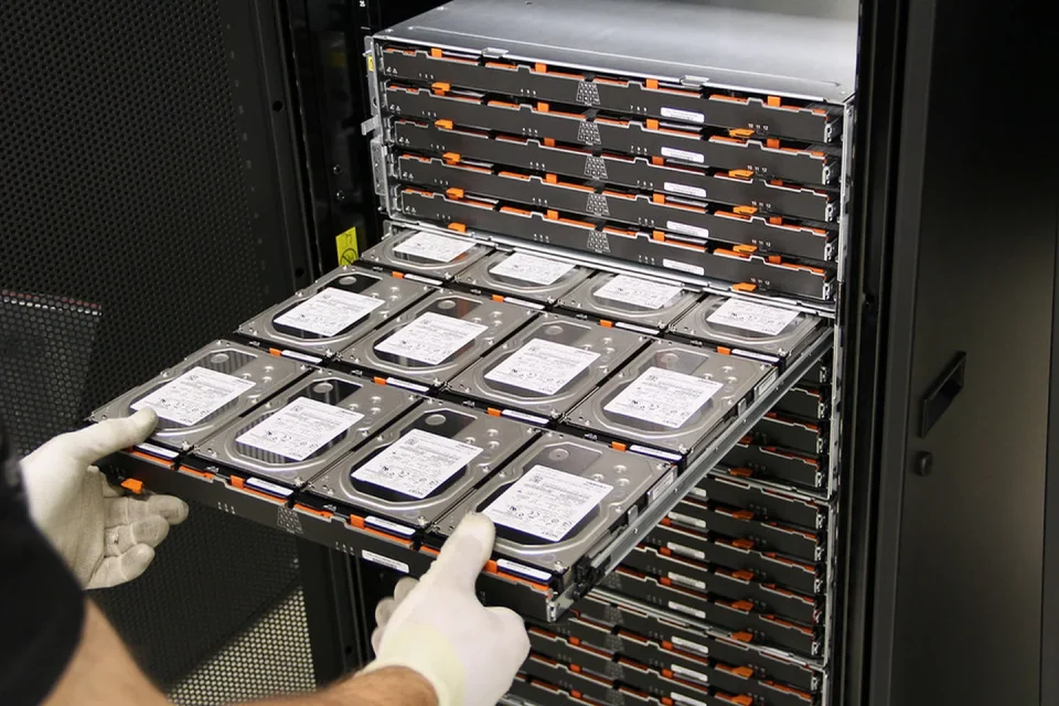 Páginas web de distintas épocas almacenándose en servidores de un archivo digital
