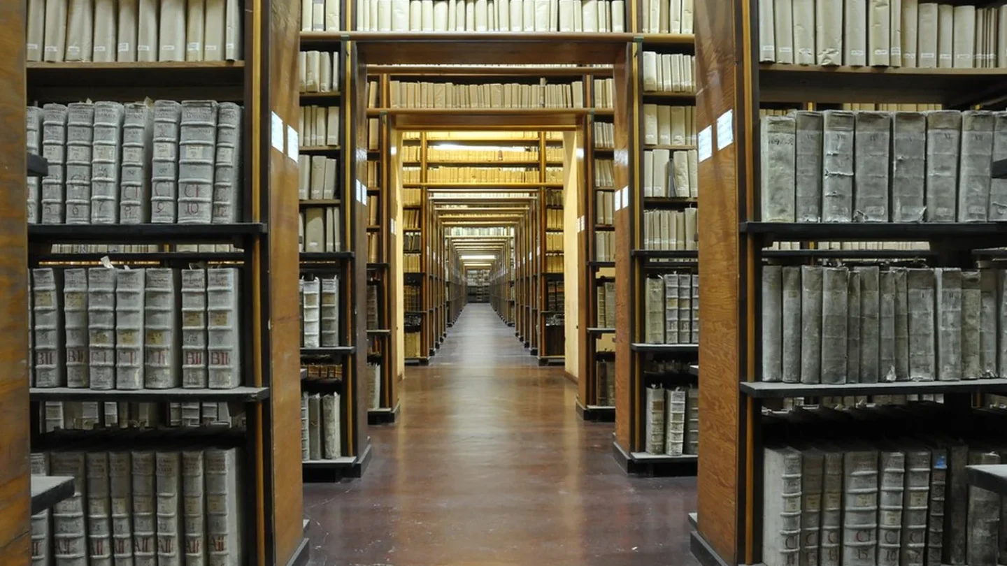 Investigadores consultan un catálogo digital en una gran sala de lectura