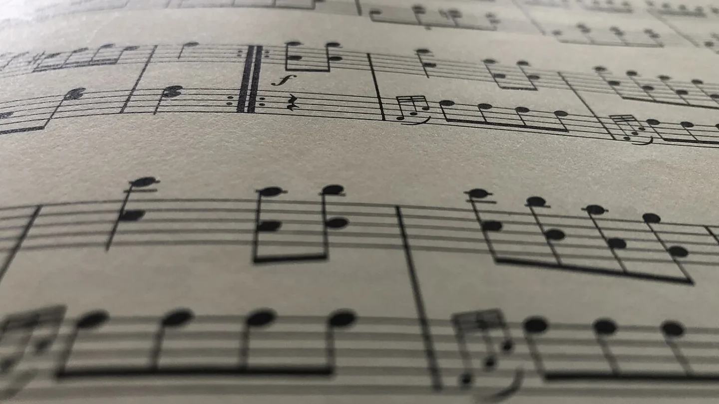 Una partitura impresa se compara con su representación musical digital.