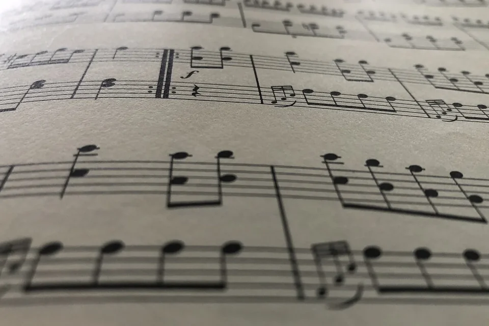 Una partitura impresa se compara con su representación musical digital.