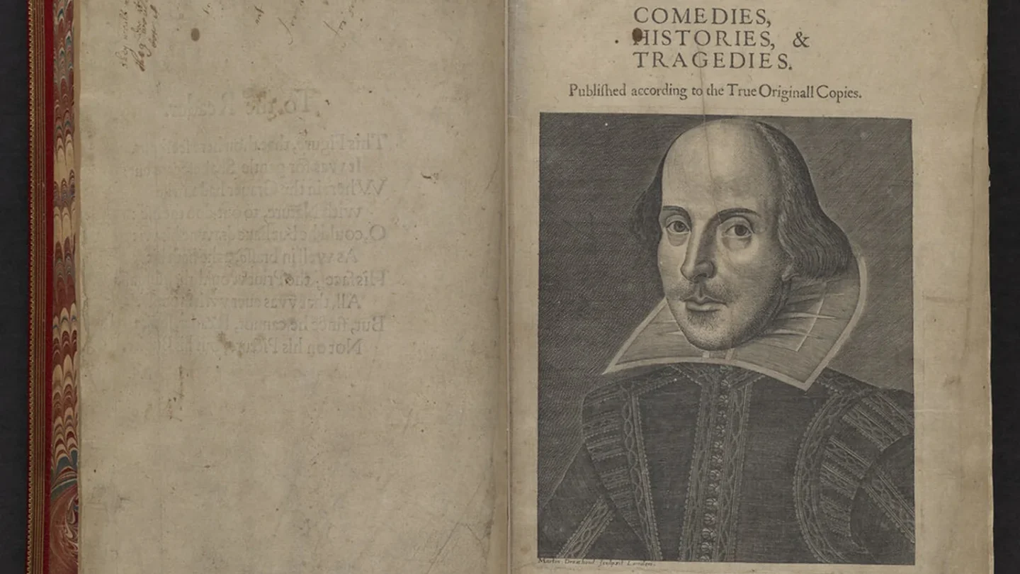 Un libro agotado se prepara para digitalización en una biblioteca patrimonial.