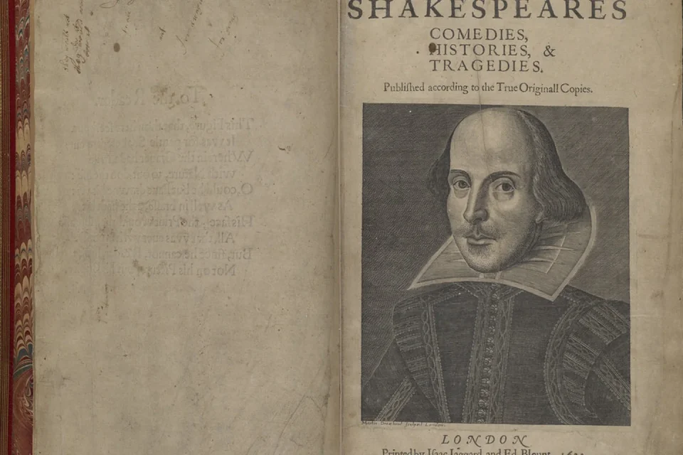 Un libro agotado se prepara para digitalización en una biblioteca patrimonial.