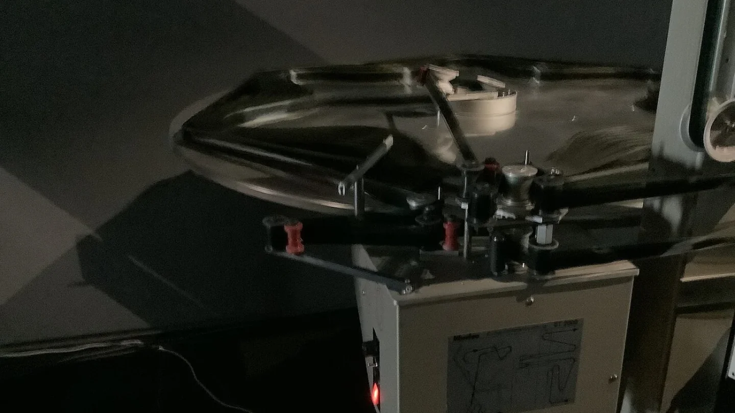 Pantalla de cine panorámica con una imagen casi cuadrada y franjas negras laterales
