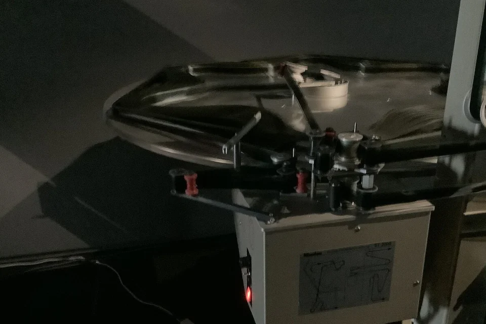 Pantalla de cine panorámica con una imagen casi cuadrada y franjas negras laterales