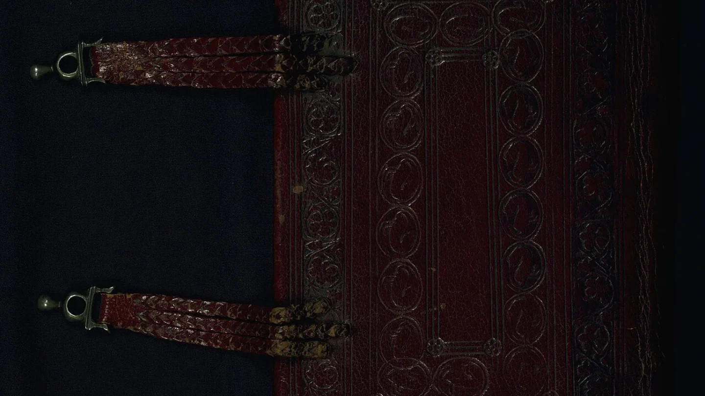 Fragmento medieval cosido a una encuadernación y reconstruido en un modelo digital