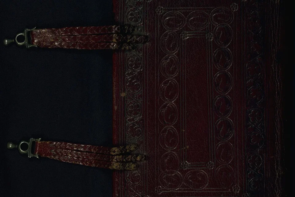 Fragmento medieval cosido a una encuadernación y reconstruido en un modelo digital