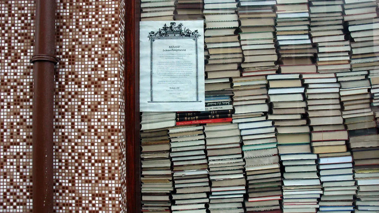 Lectores hojean novedades durante la temporada navideña en una librería islandesa
