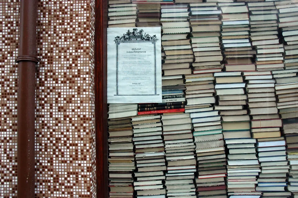 Lectores hojean novedades durante la temporada navideña en una librería islandesa