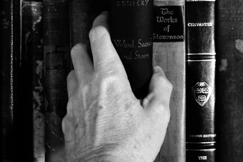 Varias personas adultas revisan conjuntamente un documento de lectura fácil.