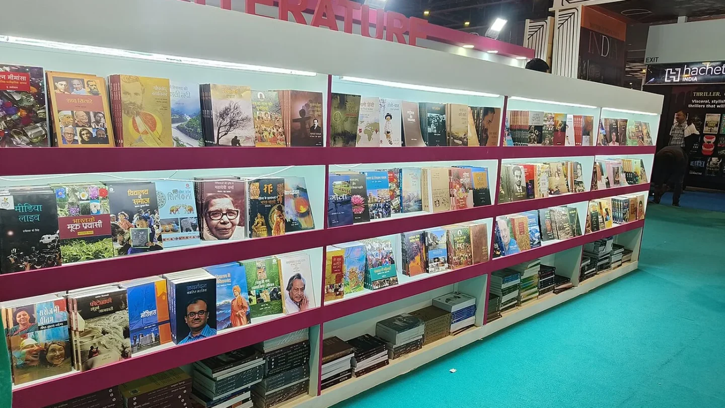 Profesionales reunidos entre catálogos y estanterías en una feria internacional del libro