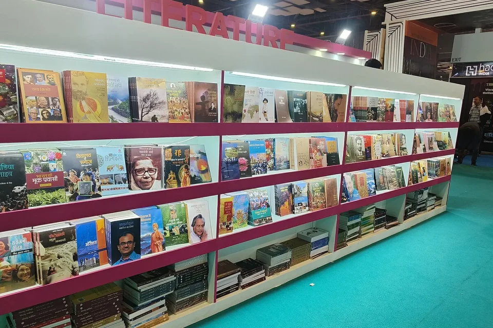 Profesionales reunidos entre catálogos y estanterías en una feria internacional del libro