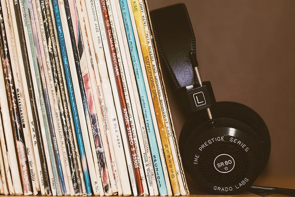 Teléfono, vinilo y ondas de audio sobre un mapa que representa el mercado musical mundial
