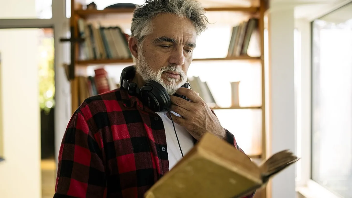 Libro, auriculares y una libreta preparada para comparar ambientes de lectura.