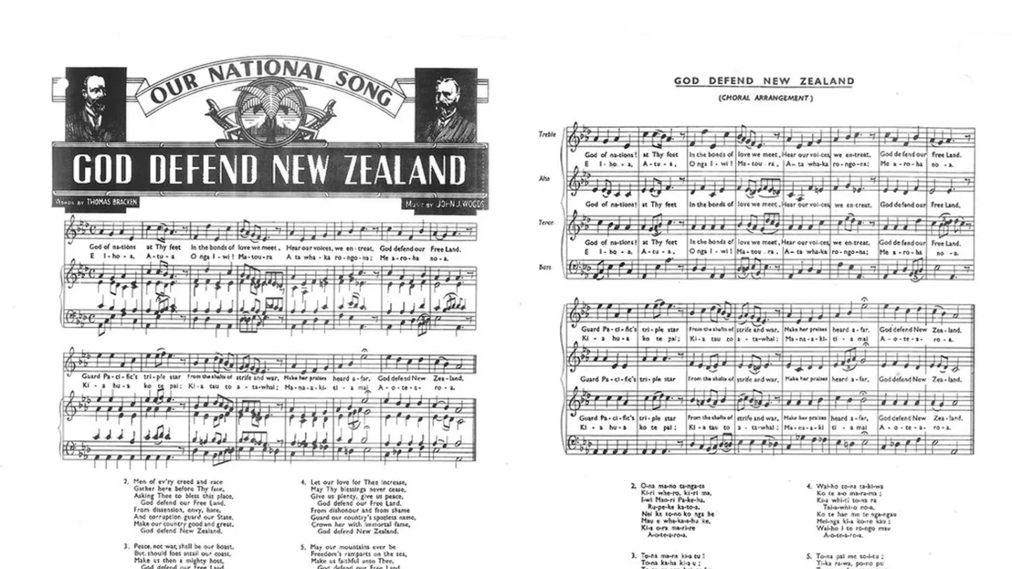 Partitura digital y copia impresa junto a un disco de respaldo.