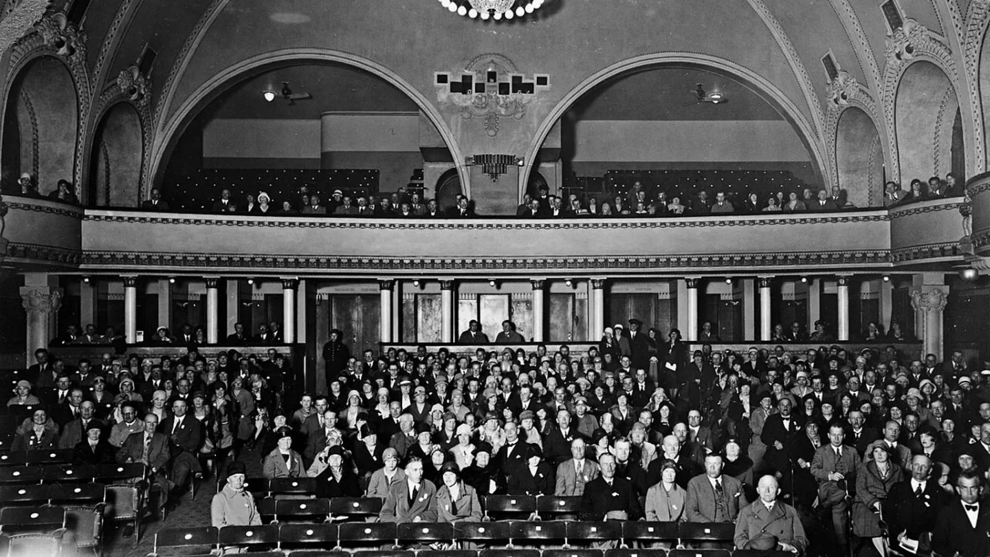 Sala de montaje con fotogramas, controles de sonido y materiales de diseño cinematográfico