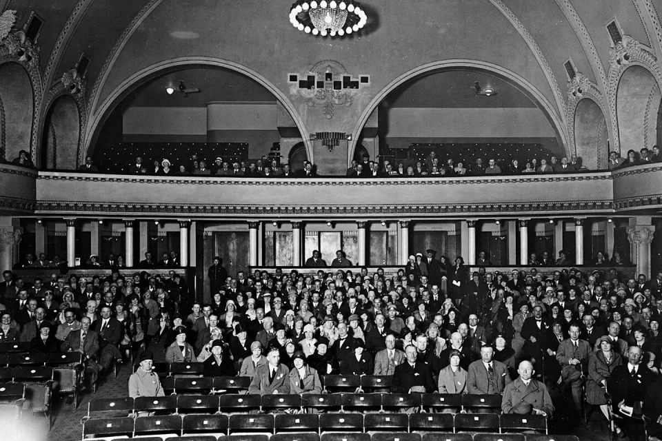 Sala de montaje con fotogramas, controles de sonido y materiales de diseño cinematográfico