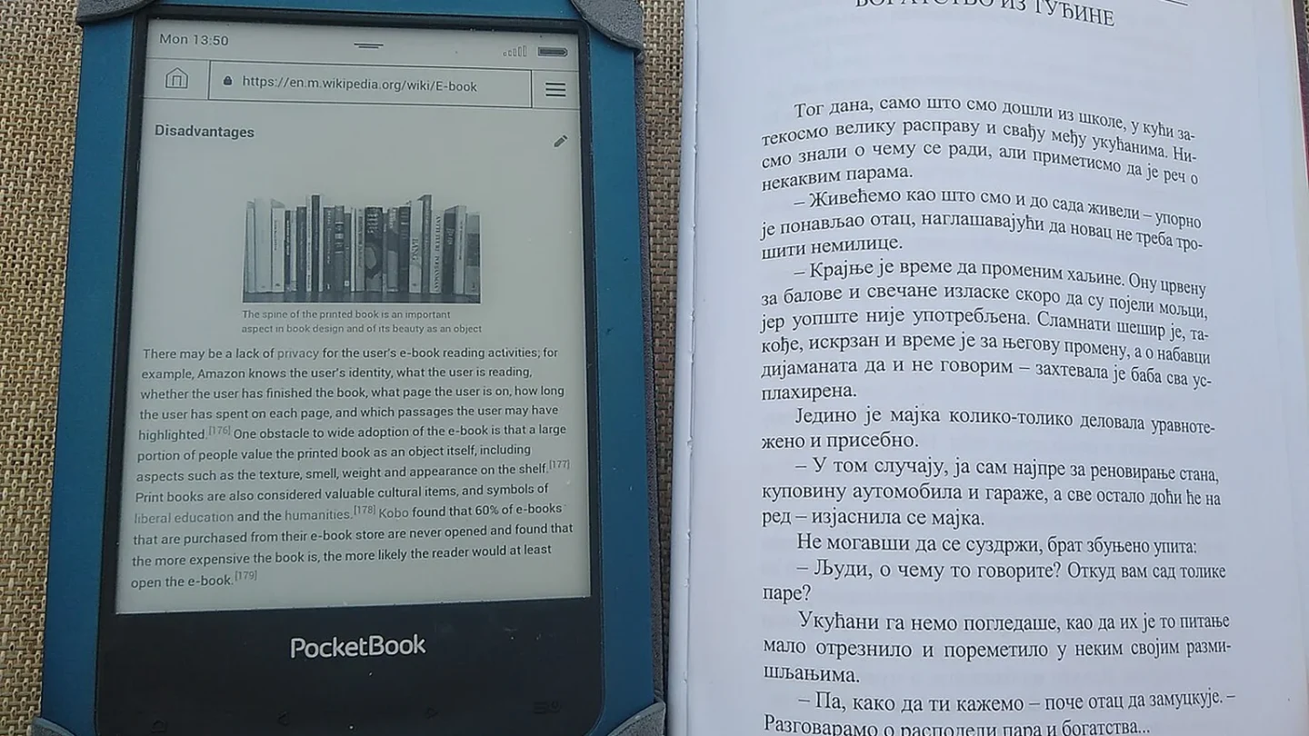 Una persona consulta un ebook en una biblioteca con libros impresos al fondo.