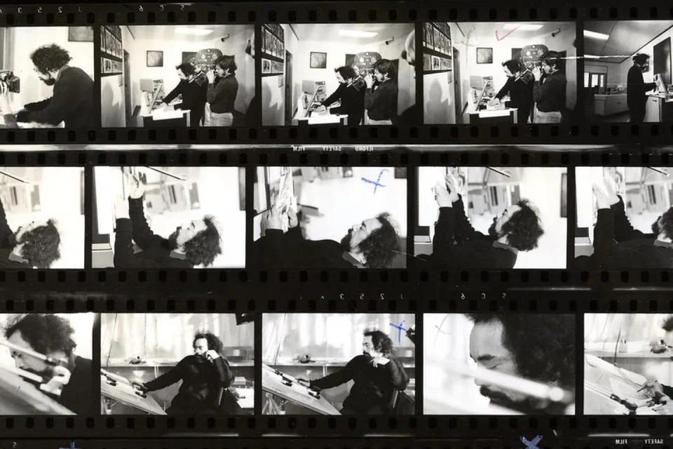 Fonoautógrafo antiguo junto a la onda digital recuperada de una grabación de voz