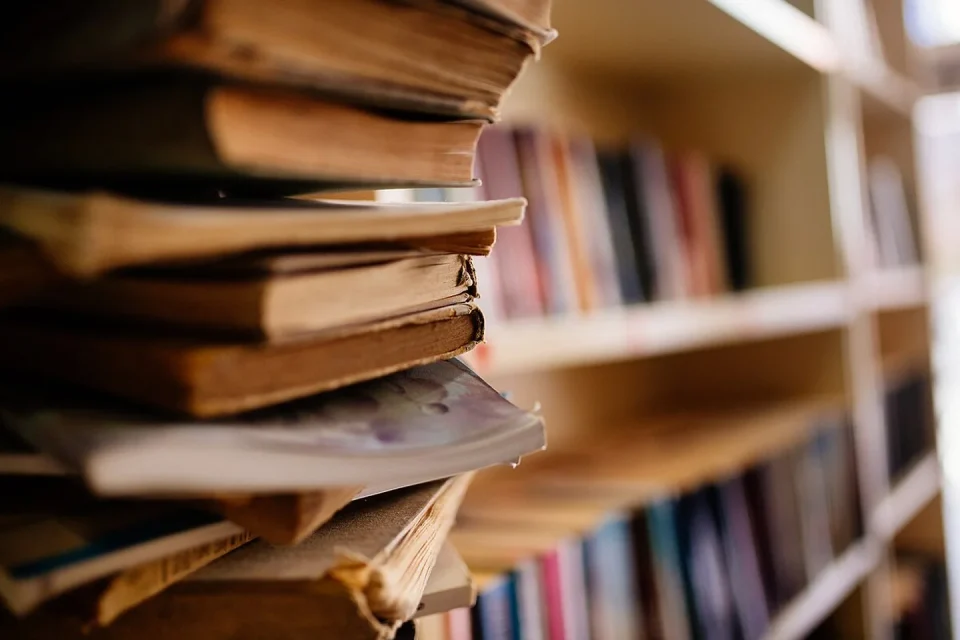 Detalle de las páginas envejecidas de un libro antiguo en una biblioteca.