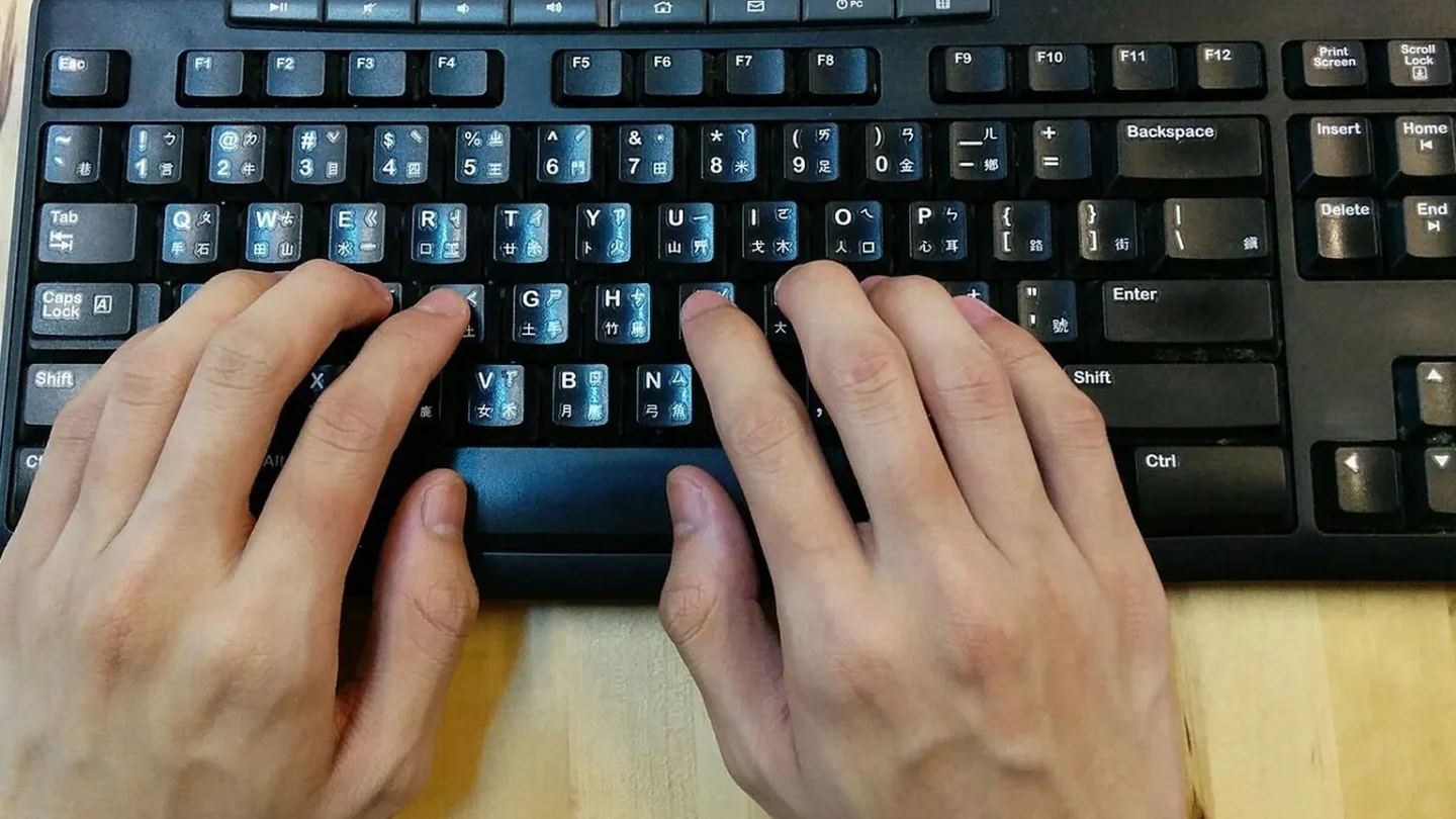 Caracteres de varias escrituras conectados visualmente con un teclado y una pantalla