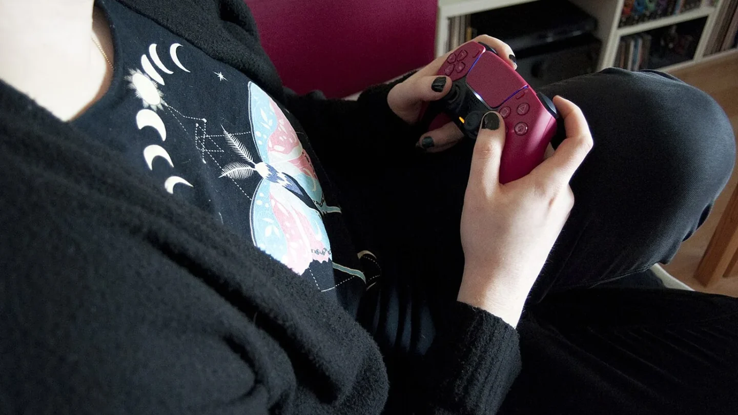 Videojuego narrativo junto a un diario de decisiones escrito a mano.