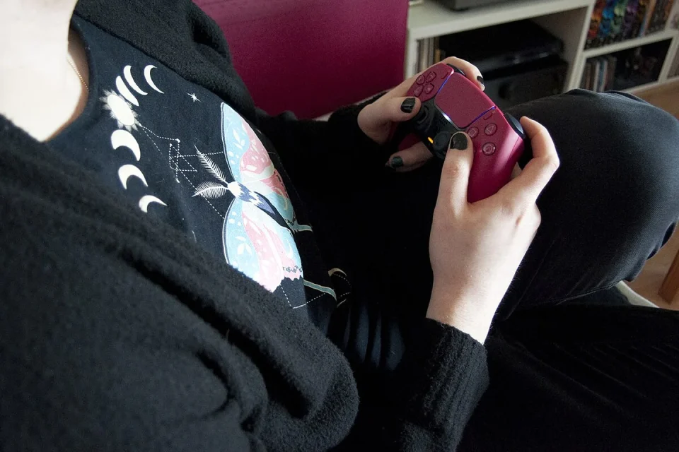 Videojuego narrativo junto a un diario de decisiones escrito a mano.